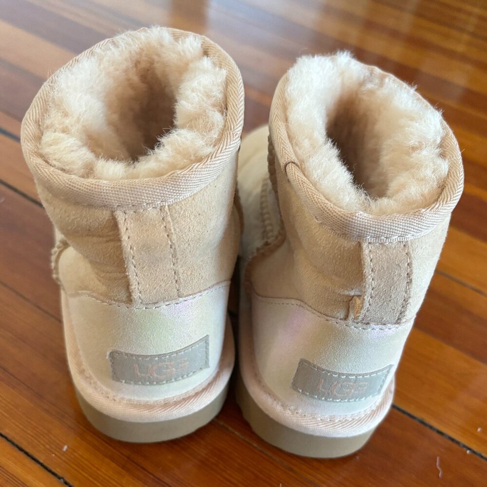 UGG Like New Size 3 Low Boots